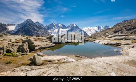 Fuorcla Surlej est un col de montagne dans l'Alp suisse (reliant la haute vallée de l'Engadine à la vallée de Roseg) avec une vue imprenable sur le massif de la Bernina. Banque D'Images