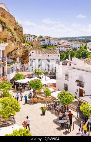 Restaurants près du château. Setenil de las Bodegas, Andalousie. Espagne Banque D'Images