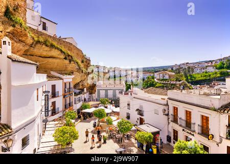 Restaurants près du château. Setenil de las Bodegas, Andalousie. Espagne Banque D'Images