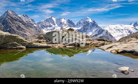 Fuorcla Surlej est un col de montagne dans l'Alp suisse (reliant la haute vallée de l'Engadine à la vallée de Roseg) avec une vue imprenable sur le massif de la Bernina. Banque D'Images