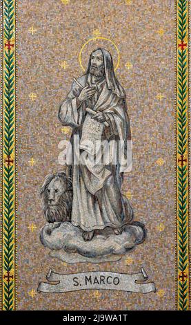 BARI, ITALIE - 3 MARS 2022 : la mosaïque de Saint-Marc l'évangéliste dans l'église Chiesa di San Antonio à partir de l'année 1987. Banque D'Images