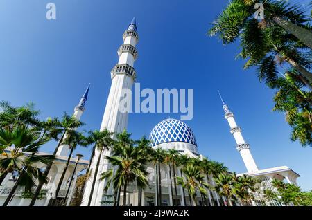 La mosquée bleue aussi connue sous le nom de mosquée Sultan Salahuddin Abdul Aziz Shah située à Shah Alam Selangor Banque D'Images