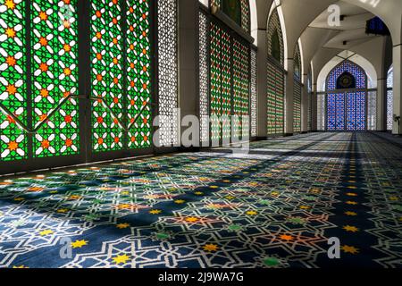 La mosquée Sultan Salahuddin Abdul Aziz Shah est la mosquée d'État de Selangor, en Malaisie, située à Shah Alam, également connue sous le nom de mosquée bleue Banque D'Images