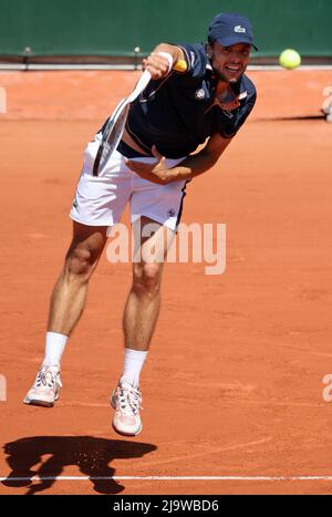 Paris, France. 25th mai 2022. Gregoire Barrere de France joue contre US John Isnerlors de leur match de tennis Open à Roland Garros près de Paris, France, le mercredi 25 mai 2022. Isner remporte les prix 6-4, 6-4, 3-6, 7-6. Photo de Maya Vidon-White/UPI crédit: UPI/Alay Live News Banque D'Images