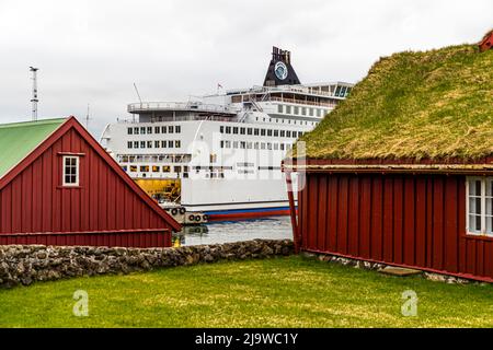 Le ferry de Smyril Line Norröna est amarré dans le port de Tórshavn, sur les îles Féroé Banque D'Images