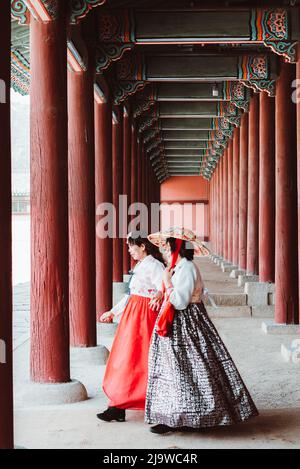 Mesdames dans le Palais de Geunjeongjeon Banque D'Images