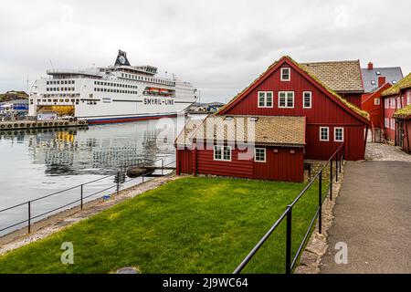 Le ferry de Smyril Line Norröna est amarré dans le port de Tórshavn, sur les îles Féroé Banque D'Images