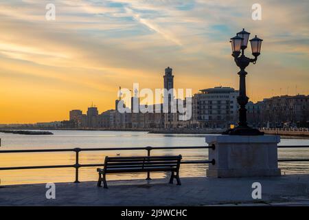 BARI, ITALIE - 4 MARS 2022 : la promenade le matin. Banque D'Images