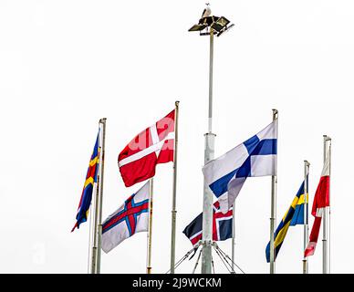 Drapeaux scandinaves à la Nordic House à Tórshavn, îles Féroé Banque D'Images