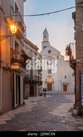 BARI, ITALIE - 3 MARS 2022 : la cathédrale Saint-Sabinus et la place au crépuscule. Banque D'Images