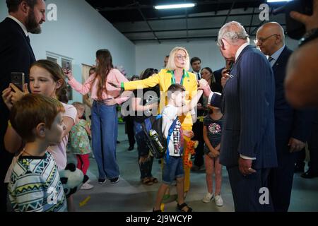 Le Prince de Galles lors de sa visite au centre ukrainien des réfugiés de Bucarest, en Roumanie. Date de la photo: Mercredi 25 mai 2022. Banque D'Images