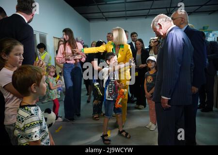 Le Prince de Galles lors de sa visite au centre ukrainien des réfugiés de Bucarest, en Roumanie. Date de la photo: Mercredi 25 mai 2022. Banque D'Images