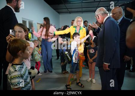 Le Prince de Galles lors de sa visite au centre ukrainien des réfugiés de Bucarest, en Roumanie. Date de la photo: Mercredi 25 mai 2022. Banque D'Images