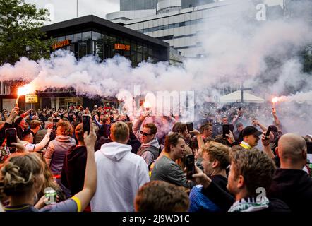 2022-05-25 16:27:07 ROTTERDAM - les partisans de Feyenoord dans le centre avant la finale de la Ligue de Conférence entre Feyenoord et COMME Roma. ANP ROBIN VAN LONKHUIJSEN pays-bas Out - belgique Out Credit: ANP/Alay Live News Banque D'Images