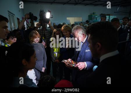 Le Prince de Galles lors de sa visite au centre ukrainien des réfugiés de Bucarest, en Roumanie. Date de la photo: Mercredi 25 mai 2022. Banque D'Images
