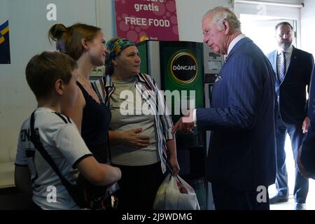 Le Prince de Galles lors de sa visite au centre ukrainien des réfugiés de Bucarest, en Roumanie. Date de la photo: Mercredi 25 mai 2022. Banque D'Images