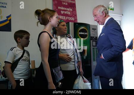 Le Prince de Galles lors de sa visite au centre ukrainien des réfugiés de Bucarest, en Roumanie. Date de la photo: Mercredi 25 mai 2022. Banque D'Images