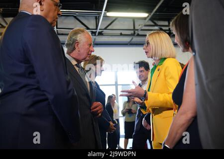 Le Prince de Galles lors de sa visite au centre ukrainien des réfugiés de Bucarest, en Roumanie. Date de la photo: Mercredi 25 mai 2022. Banque D'Images