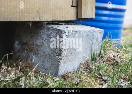 Soutien concret de ruckety d'une maison de campagne de près. Mise au point sélective Banque D'Images