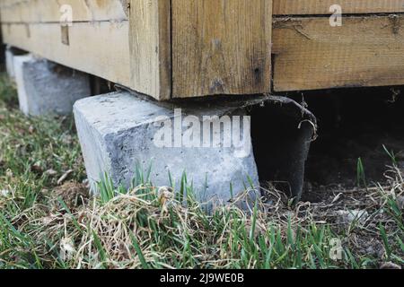 Soutien concret de ruckety d'une maison de campagne de près. Mise au point sélective Banque D'Images