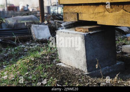 Soutien concret de ruckety d'une maison de campagne de près. Mise au point sélective Banque D'Images