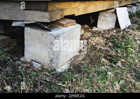 Soutien concret de ruckety d'une maison de campagne de près. Mise au point sélective Banque D'Images