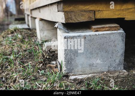 Soutien concret de ruckety d'une maison de campagne de près. Mise au point sélective Banque D'Images