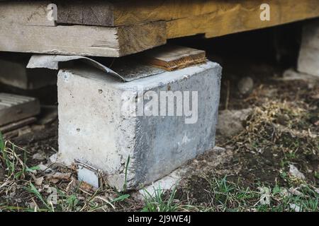 Soutien concret de ruckety d'une maison de campagne de près. Mise au point sélective Banque D'Images