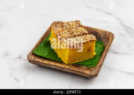 Dessert traditionnel malaisien sur une assiette - Kuih Bingka UBI avec graines de sésame ou gâteau au manioc au four tapioca Banque D'Images