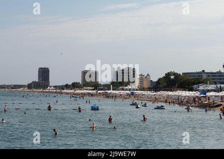 SUNNY BEACH, BULGARIE - 25 JUIN 2015: Bord de mer en Bulgarie, beaucoup de gens nagent en été dans la mer noire et se baignent au soleil sur la rive, sur fond de diff Banque D'Images