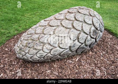 Sculpture d'un cône de pin dans les jardins de Threave, près du château Douglas à Dumfries & Galloway. Banque D'Images