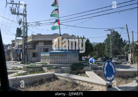 PALESTINE, ville de Jenin, vie de rue, rond-point avec petite imitation de la mosquée al-Aqsa de Jérusalem et les drapeaux palestiniens / PALÄSTINA, Stadt Jenin, Straßenleben, Kreisverkehr mit Miniatur Nachbildung der Al-Aksa Moschee vom Tempelberg in Jerusalem und palästinensischen Fahnen Banque D'Images