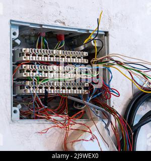 Ouvrez le boîtier de raccordement avec des fils en saillie, préparés pour le montage et la connexion des câbles de téléphone et d'ordinateur.Mise au point sélective Banque D'Images