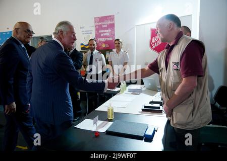 Le Prince de Galles lors de sa visite au centre ukrainien des réfugiés de Bucarest, en Roumanie. Date de la photo: Mercredi 25 mai 2022. Banque D'Images