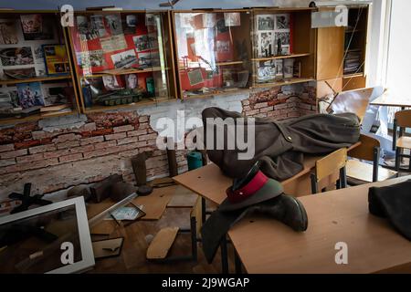 Un ensemble d'uniforme militaire de l'URSS peut être vu dans une classe d'histoire à Kharkiv. Une ancienne école est maintenant transformée en bunker, car elle accueille plus de 100 000 citoyens vivant dans le district de Saltivka à Kharkiv, qui ont été contraints d'adopter une nouvelle vie sous terre dans des bunkers sans électricité ni eau, dans le cadre de bombardements intensifs et constants de frappes aériennes russes. Banque D'Images
