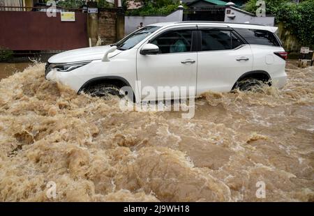 Guwahati, Assam, Inde. 25th mai 2022. Une voiture traverse une rue inondée après de fortes pluies, à Guwahati, Assam, Inde, le 25 mai 2022. L'engorgement est une scène courante dans la ville de Guwahati en raison d'un système de drainage médiocre. Crédit : David Talukdar/Alay Live News Banque D'Images