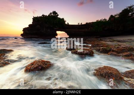 Coucher de soleil au temple de Pura Batu Bolong à Tanah Lot Bali Indonésie Banque D'Images