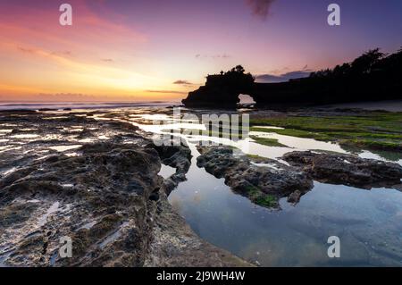 Coucher de soleil au temple de Pura Batu Bolong à Tanah Lot Bali Indonésie Banque D'Images