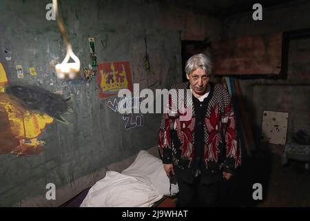 1 mai 2022, Kharkiv, Kharkivsí-ka Oblastí, Ukraine: Une femme pose pour une photo dans un sous-sol qu'elle et ses enfants vivent, à Saltivka. Une ancienne école est maintenant transformée en bunker, car elle accueille plus de 100 000 citoyens vivant dans le district de Saltivka à Kharkiv, qui ont été contraints d'adopter une nouvelle vie sous terre dans des bunkers sans électricité ni eau, dans le cadre de bombardements intensifs et constants de frappes aériennes russes. (Image de crédit : © Alex Chan TSZ Yuk/SOPA Images via ZUMA Press Wire) Banque D'Images