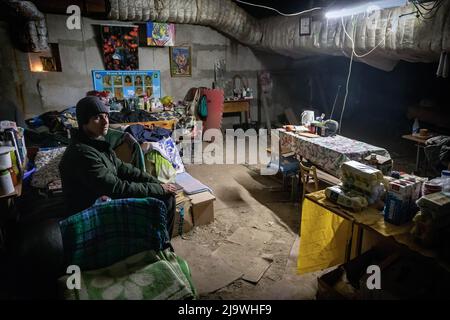 1 mai 2022, Kharkiv, Kharkivsí-ka Oblastí, Ukraine: Sasha (18) vit maintenant dans un bunker souterrain à Kharkiv. Une ancienne école est maintenant transformée en bunker, car elle accueille plus de 100 000 citoyens vivant dans le district de Saltivka à Kharkiv, qui ont été contraints d'adopter une nouvelle vie sous terre dans des bunkers sans électricité ni eau, dans le cadre de bombardements intensifs et constants de frappes aériennes russes. (Image de crédit : © Alex Chan TSZ Yuk/SOPA Images via ZUMA Press Wire) Banque D'Images