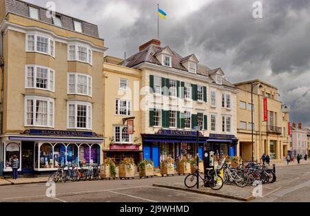 OXFORD CITY ENGLAND BROAD STREET BLACKWELLS BOOK SHOP WHITE HORSE PUB ET UN DRAPEAU UKRAINIEN Banque D'Images