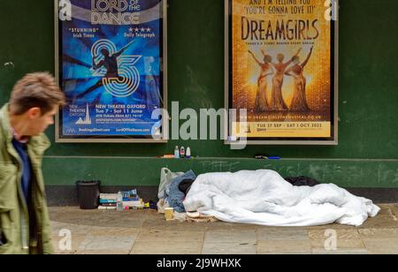 OXFORD VILLE ANGLETERRE PERSONNE DORMANT AGITÉE SUR LA CHAUSSÉE À L'EXTÉRIEUR DU NOUVEAU THÉÂTRE DANS GEORGE STREET Banque D'Images