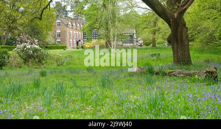 Rufford Hall au milieu de la croissance printanière Banque D'Images