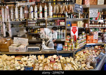 Un employé prépare des sandwichs au célèbre traiteur italien-américain, Molinari Delicatessen, dans le quartier de North Beach à San Francisco, en Californie. Banque D'Images