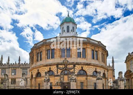 OXFORD ENGLAND BROAD STREET À L'EXTÉRIEUR DE LA SHELDONIAN SIX BUSTES SCULPTÉS OU TÊTES DE L'HERMS OU EMPEREURS Banque D'Images