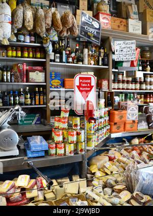 Des étagères remplies de produits italiens sont en vente au site historique de Molinari Delicatessen, dans le quartier de la petite Italie de San Francisco. Banque D'Images