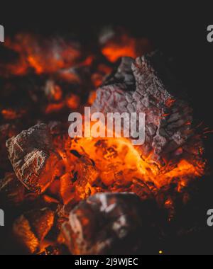 Image de charbons en feu dans un grill de restaurant Banque D'Images