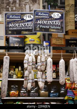 Des étagères remplies de produits italiens sont en vente au site historique de Molinari Delicatessen, dans le quartier de la petite Italie de San Francisco. Banque D'Images