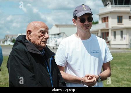 François d'AGAY (L), neveu de Saint-Exupéry, et son petit-fils HUGO (C), pilote. Pour son édition 1st, le rallye aéronautique Toulouse (France) / Tarfaya (Cap Juby, Maroc) est parrainé par le neveu d'Antoine de Saint-Exupéry et son petit-fils, également pilote participant au rallye. À la veille du départ des 16 avions, ils baptisent l'équipage féminin 'la Rose des Sables'. La course qui vise à être "sur les traces du petit prince" est la petite sœur du Rallye Toulouse / Saint-Louis-du-Sénégal, et est soutenue entre autres par la Fondation Exupéry pour la Jeunesse. Mai Banque D'Images