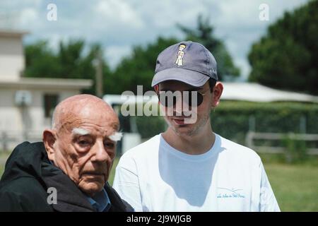 François d'AGAY (L), neveu de Saint-Exupéry, et son petit-fils HUGO (C), pilote. Pour son édition 1st, le rallye aéronautique Toulouse (France) / Tarfaya (Cap Juby, Maroc) est parrainé par le neveu d'Antoine de Saint-Exupéry et son petit-fils, également pilote participant au rallye. À la veille du départ des 16 avions, ils baptisent l'équipage féminin 'la Rose des Sables'. La course qui vise à être "sur les traces du petit prince" est la petite sœur du Rallye Toulouse / Saint-Louis-du-Sénégal, et est soutenue entre autres par la Fondation Exupéry pour la Jeunesse. Mai Banque D'Images